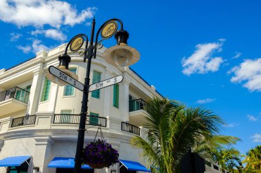 Doğal Beşinci Cadde cityscape, Naples, Florida Şehir merkezindeki popüler bölgesinde.