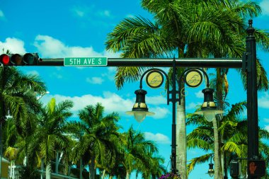 Doğal Beşinci Cadde cityscape, Naples, Florida Şehir merkezindeki popüler bölgesinde.