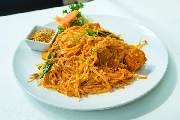 Zbliżenie Pad Thai Noodle Danie Smażone Tofu Podawane Białym Talerzu — Zdjęcie stockowe