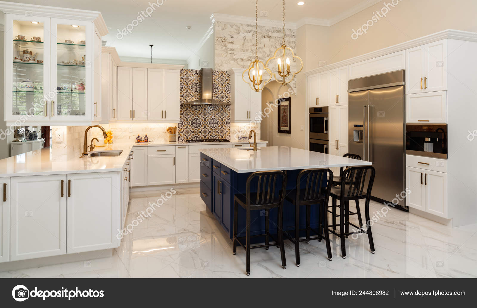 Bela Casa Luxo Cozinha Com Armários Brancos — Foto © fotoluminate #244808982, image size:1600x1035