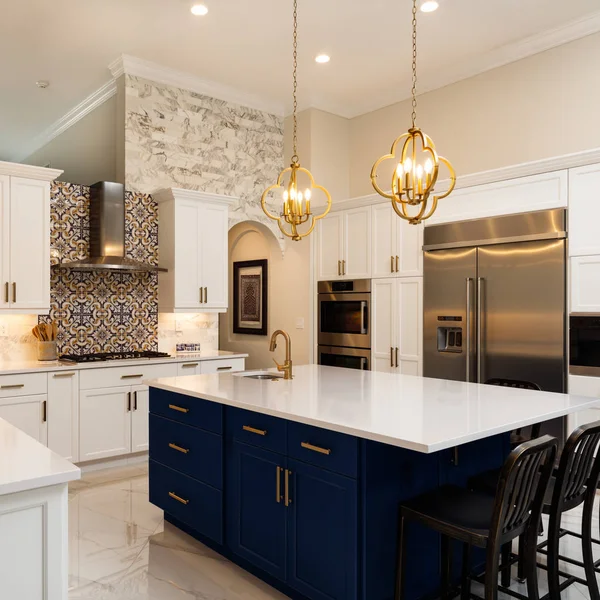 Beautiful Luxury Home Kitchen White Cabinets — Stock Photo, Image