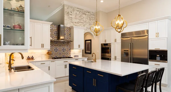 Schöne Luxus Wohnküche Mit Weißen Schränken — Stockfoto