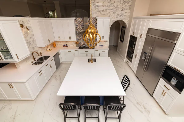 Krásné Luxusní Domácí Kuchyně Bílé Skříňky — Stock fotografie