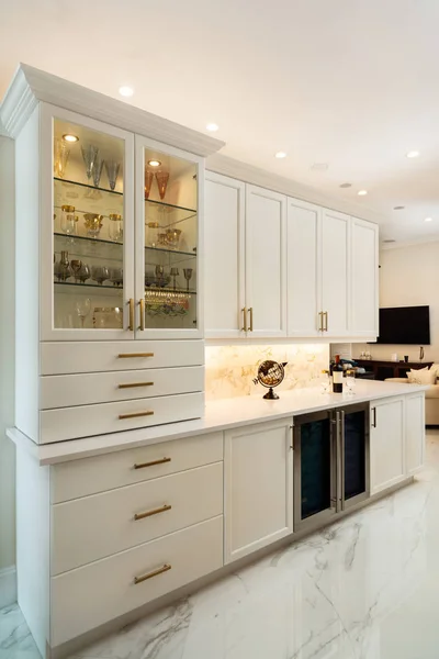 美丽的豪华家庭厨房酒吧 白色橱柜和葡萄酒冷却器 — 图库照片