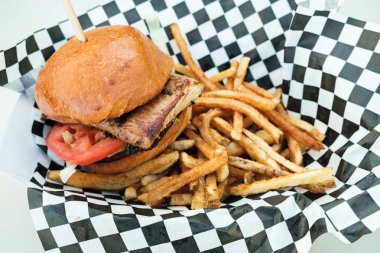 Kararmış yunus balıklı sandviç gevrek Fransız kızarmış patatesle servis.