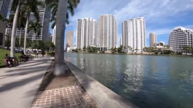 Miami, Florida ABD - 15 Şubat 2019: Hareket video lapse zaman modern gökdelenler ile Biscayne Körfezi boyunca Brickell şehir bölgesinin.