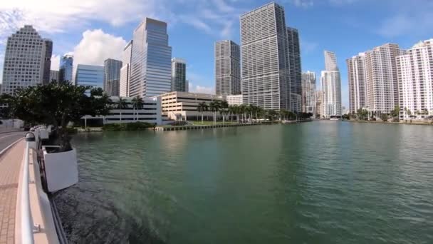 ブリッケルのダウンタウン地区は 近代的な高層ビルとビスケーン湾沿いのマイアミ フロリダ米国 2019 モーションの時間経過ビデオ — ストック動画