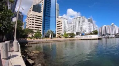 Miami, Florida ABD - 15 Şubat 2019: Hareket video lapse zaman modern gökdelenler ile Biscayne Körfezi boyunca Brickell şehir bölgesinin.