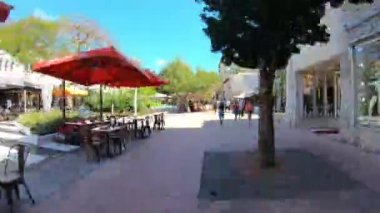 Miami Beach, Florida ABD - 19 Şubat 2019: perakende satış mağazaları ve restoranları ile popüler açık Lincoln Road Alışveriş yürüyüş Hyperlapse video.