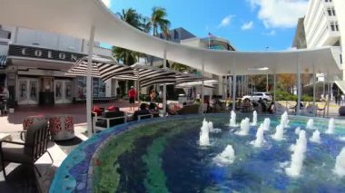 Miami Beach, Florida ABD - 19 Şubat 2019: Hareket zaman popüler açık Lincoln Road alışveriş merkezi perakende satış mağazaları ve restoranları ile video lapse.