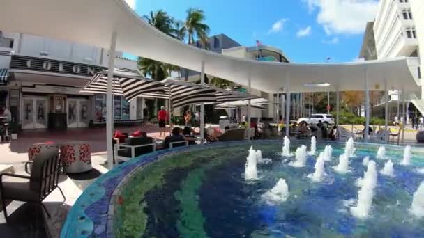 小売店やレストランで人気のある屋外リンカーン ロード モールのマイアミビーチ フロリダ米国 2019 モーションの時間経過ビデオ — ストック動画