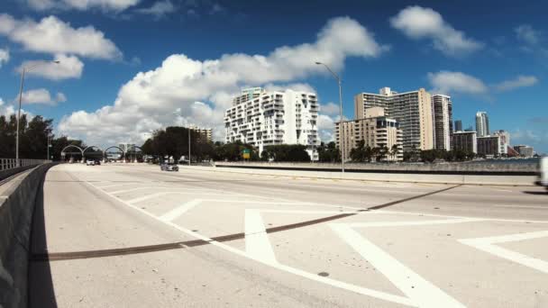 Miami Florida Usa Februari 2019 Högupplöst Video Trafikflödet Rickenbacker Causeway — Stockvideo