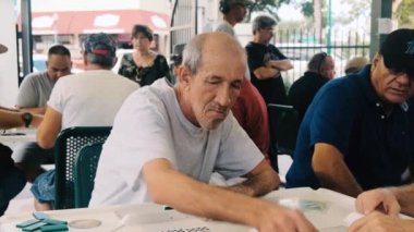 Miami, Florida ABD - 19 Ocak 2019: Yüksek tanımlı video küçük Havana'da tarihi Domino Park popüler domino oyunu oynayan yaşlı bireylerin.