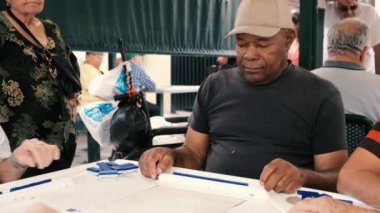 Miami, Florida ABD - 19 Ocak 2019: Yüksek tanımlı video küçük Havana'da tarihi Domino Park popüler domino oyunu oynayan yaşlı bireylerin.