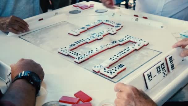 Video Vysokým Rozlišením Starších Jedinců Hrají Oblíbené Domino Historickém Parku — Stock video