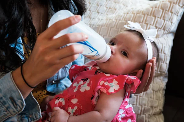 Hermosa Niña Tres Meses Siendo Alimentada Biberón — Foto de Stock