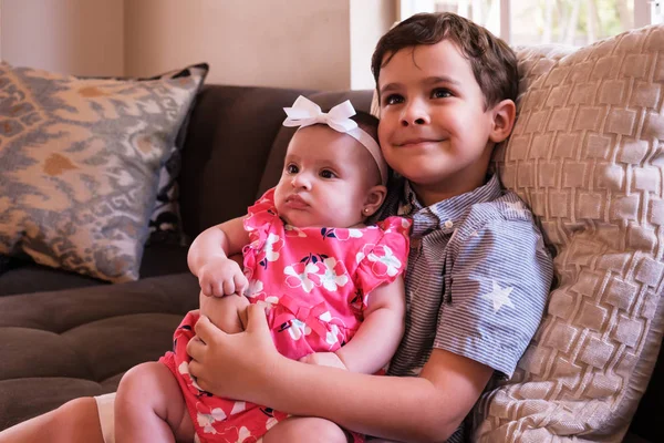 Retrato Estilo Vida Hermano Una Hermana Cariñosos Entorno Hogareño —  Fotos de Stock