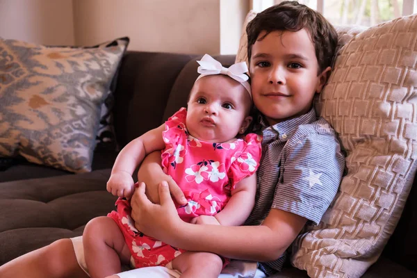 Retrato Estilo Vida Hermano Una Hermana Cariñosos Entorno Hogareño —  Fotos de Stock