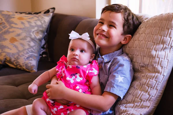 Retrato Estilo Vida Hermano Una Hermana Cariñosos Entorno Hogareño —  Fotos de Stock