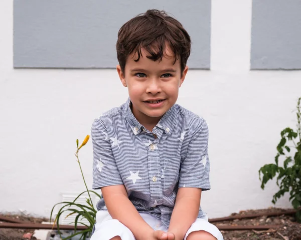 Niedlichen Lächelnden Jungen Freien Porträt Einer Häuslichen Umgebung — Stockfoto