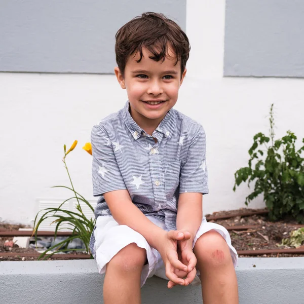 Niedlichen Lächelnden Jungen Freien Porträt Einer Häuslichen Umgebung — Stockfoto