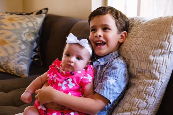 Retrato Estilo Vida Hermano Una Hermana Cariñosos Entorno Hogareño —  Fotos de Stock