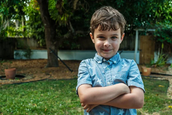 Niedlichen Lächelnden Jungen Freien Porträt — Stockfoto