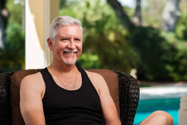 Hombre guapo de mediana edad —  Fotos de Stock