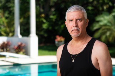 Yakışıklı orta yaş erkek