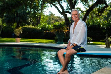 Yakışıklı orta yaş erkek