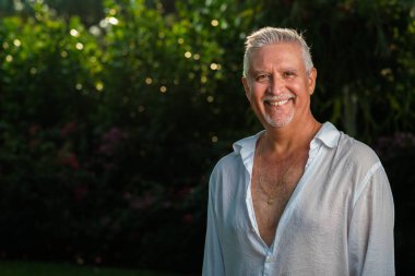 Yakışıklı orta yaş erkek