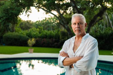 Yakışıklı orta yaş erkek