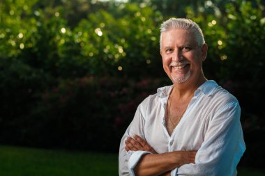 Yakışıklı orta yaş erkek