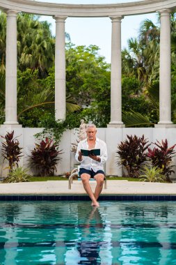 Yakışıklı orta yaş erkek