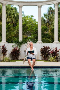 Yakışıklı orta yaş erkek