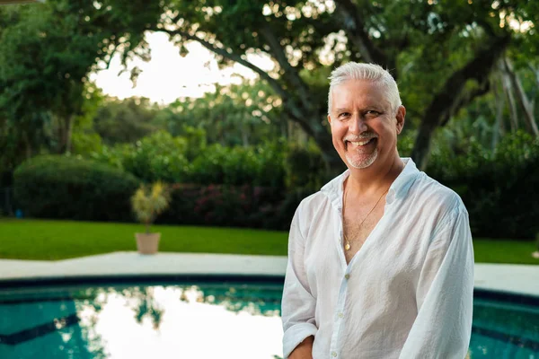 Hombre guapo de mediana edad —  Fotos de Stock