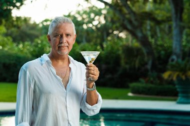 Yakışıklı orta yaş erkek