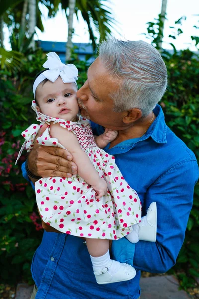 Abuelo y nieta bebé —  Fotos de Stock