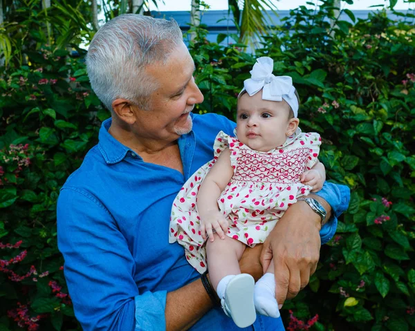 Farfar och baby barnbarn — Stockfoto