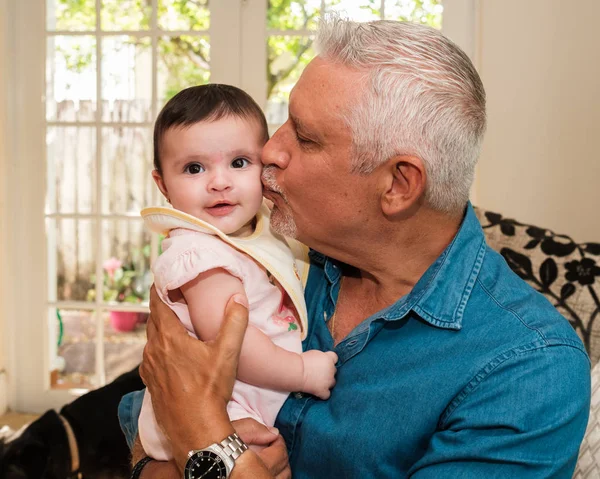 Dědeček a baby vnučka — Stock fotografie