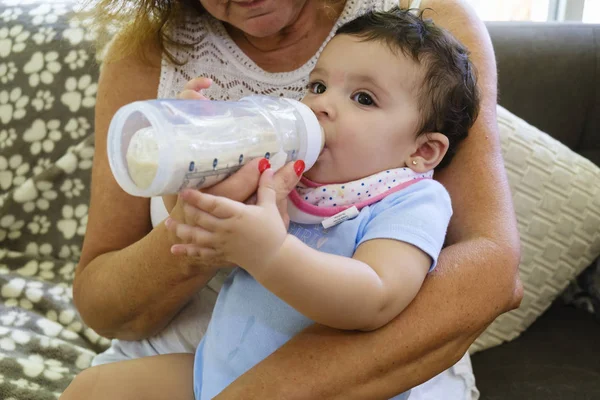 Hermosa bebé niña alimentación —  Fotos de Stock