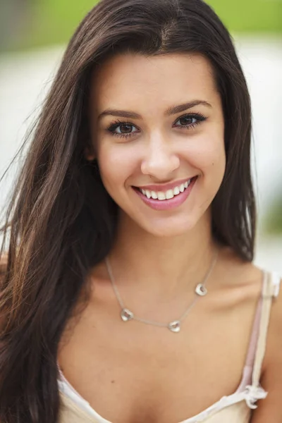 Hermosa joven mujer — Foto de Stock