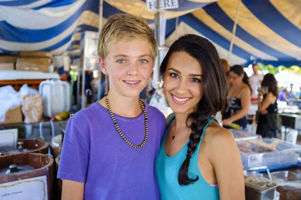 Glückliche Teenager auf dem Markt — Stockfoto