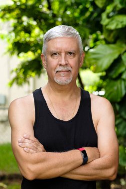 Yakışıklı orta yaşlı adam açık hava portresi.