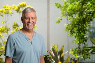 Yakışıklı orta yaşlı adam açık hava portresi.