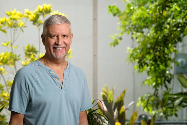 Knappe Man Van Middelbare Leeftijd Outdoor Portret — Stockfoto