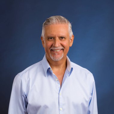 Yakışıklı, orta yaşlı, gri bir geçmişi olan bir stüdyo resmi..