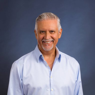 Yakışıklı, orta yaşlı, gri bir geçmişi olan bir stüdyo resmi..