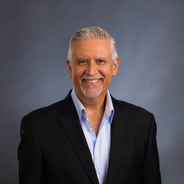 Gri bir geçmişi olan yakışıklı orta yaşlı bir erkek stüdyo resmi..