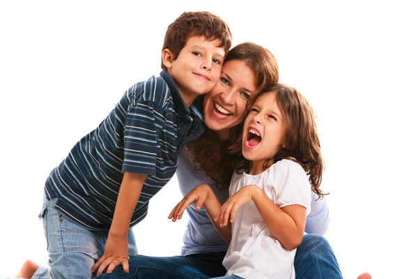 Hübsche Junge Mutter Sohn Und Tochter Porträt Auf Weißem Hintergrund — Stockfoto